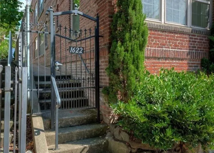 Adorable Cozy House With Compact Parking And Loft!