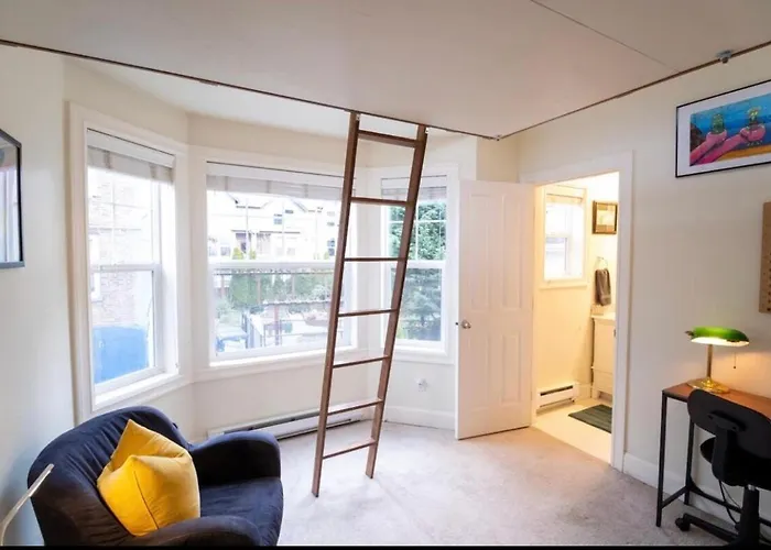 Adorable Cozy House With Compact Parking And Loft!