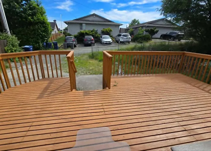 Cozy 2Br Retreat | Private Deck | Fast Wifi | Ac