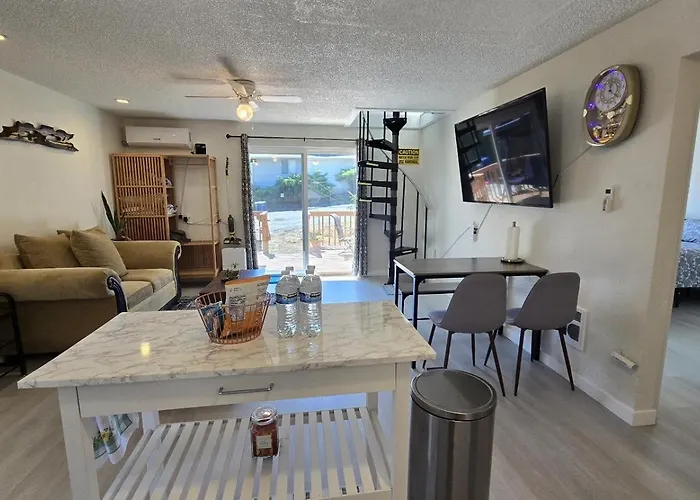 Cozy 2Br Retreat | Private Deck | Fast Wifi | Ac