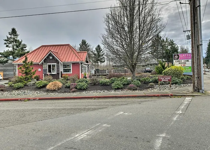 Cute Cottage W/ Deck Walk 115 Ft To Brewery & Cafe